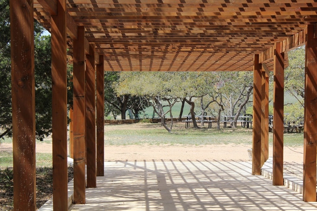 Les étapes clés pour créer une pergola en bois dans votre jardin